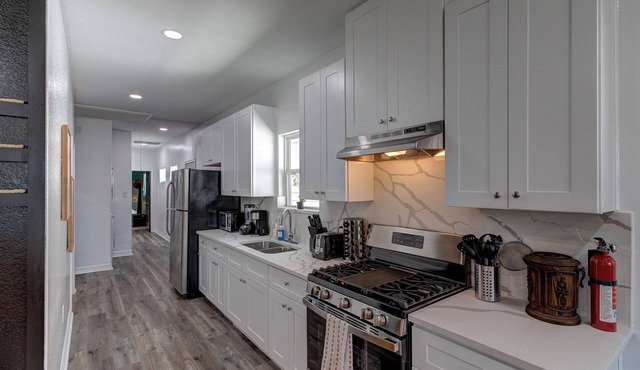 Cowboy Ranch House – Stylish 3 BDR, Pet Friendly!
