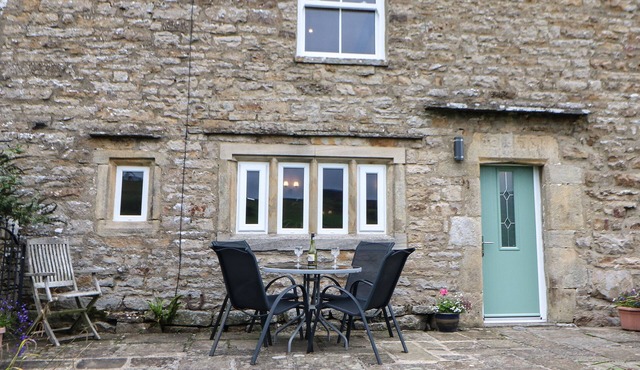 COWLINGS, pet friendly, character holiday cottage in Low Row