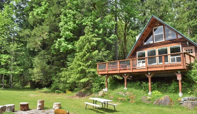 `Cowlitz River Cabin` | Riverside, Yard, AC, EV