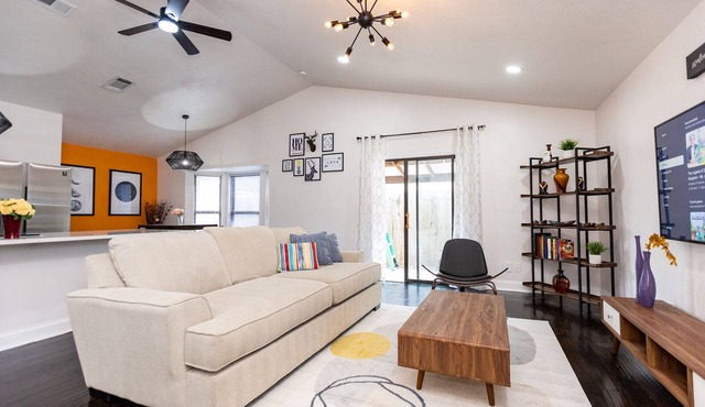 Cowtown Comfort: Pet Friendly Retreat, Gated Yard