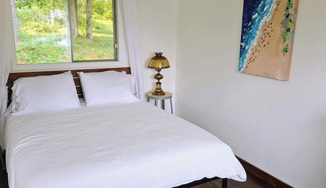 Coxy 1 bedroom w/a view of lake Mazinaw just 7KM from Bon Echo Provincial Park