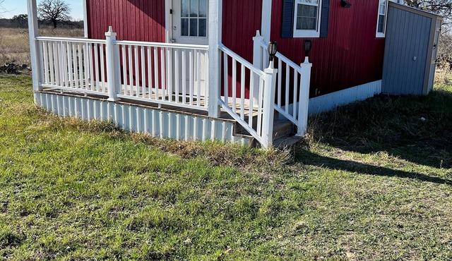 Coyote Country Red Cabin 1BR/1BA on a tall hill - Setup for Hunters and Hunting