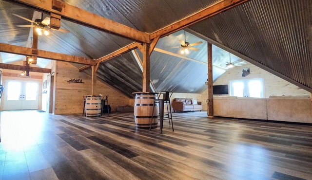 Coyote Moon Ranch 4-bed condo barn dominium style borders Forest & Laurel Lake