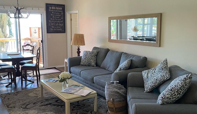 Cozy-Lovely cottage - steps to Halls Lake - newly renovated