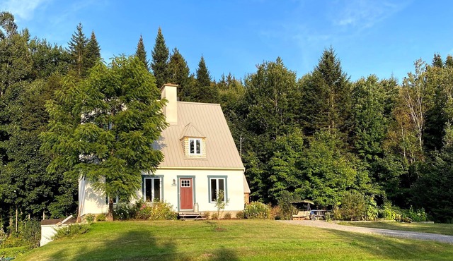 Cozy house with spa 10 minutes from Village Vacances Valcartier.