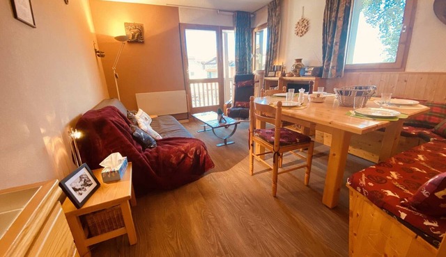 Cozy apartment for 6, near slopes, includes parking