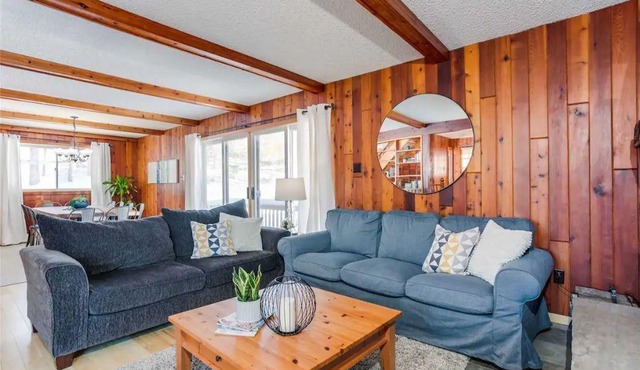Coziest Fall Getaway: Hot Tub, Sauna, Firepit, Skiing- Beaver Valley Ski: 10 Min