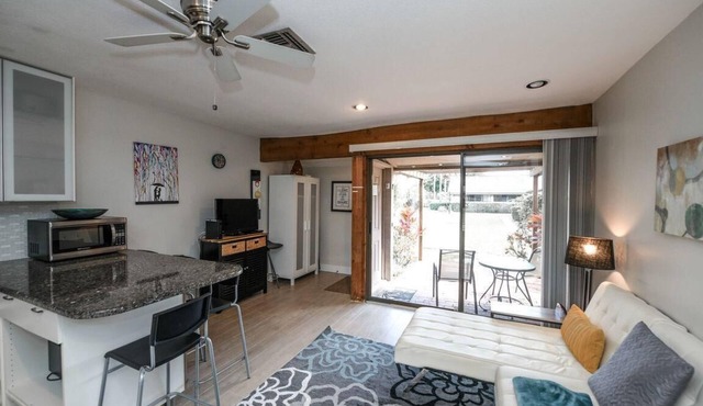 Cozy 1/1 Condo Overlooking the Groves Golf Course Community Pool