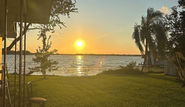 Cozy 1/1 directly on peaceful Lake Alfred with AC, WiFi very secluded.