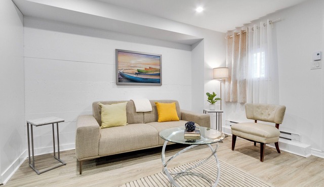 Cozy 1 Bdr apartment newly renovated, close to services, highways and transport.