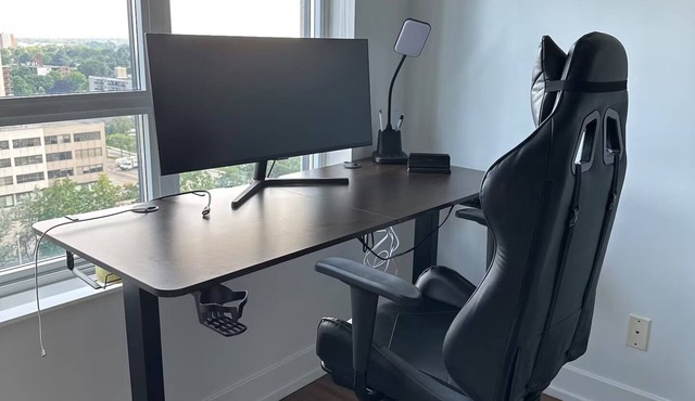 Cozy 1 BDR + den condo in Toronto | 10 mins to Pearson & 20 mins to Downtown