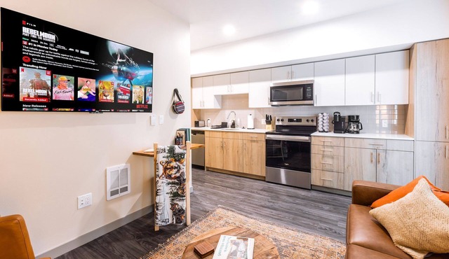 Cozy 1 bdrm, 15 minutes from Downtown, Pool, Gym, In-Unit Washer Dryer