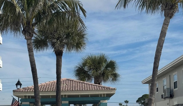 Cozy 1-bedroom condo across street from beach in terrific North Redington Beach