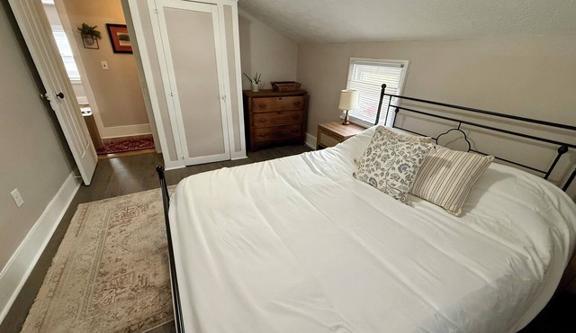 Cozy 1-bed, 1-bath apartment in Geneva, NY, steps from downtown & Seneca Lake!