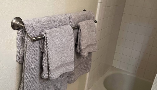 Cozy 1 Bed/1 Bath Condo Laundry inside, Wireless, great location!n