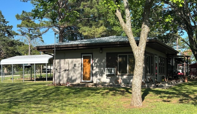 Cozy 1 bed/1 bath home in Kingston, OK. Close to the lake with RV hook-ups