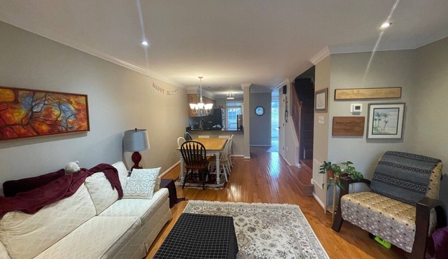 Cozy 1-bed/1 office townhome off Rte 29 in scenic Falls Church, 5 min. to 495/66
