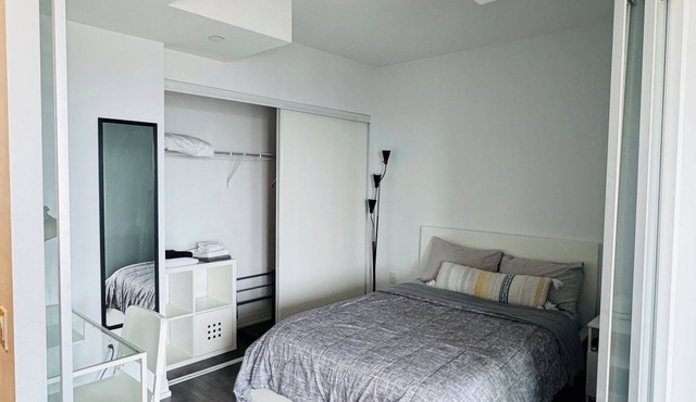 Cozy 1 bed 1bath condo DT toronto near Eaton Center *Great view*