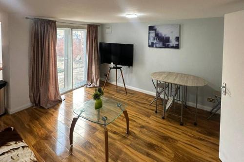 Cozy 1 Bed Apt Sleeps 4 with Garden Views