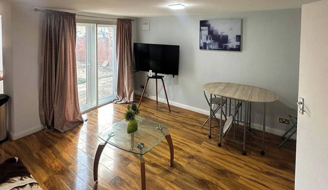 Cozy 1 Bed Apt Sleeps 4 with Garden Views