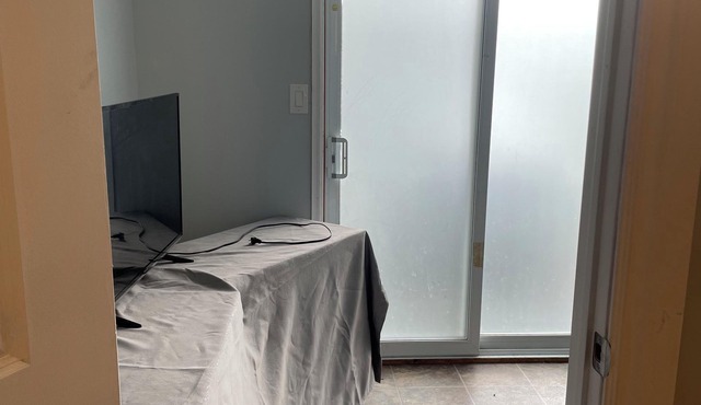 Cozy 1 bed & bath located near the Otonabee River.