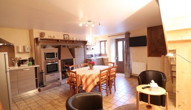 Cozy 1-Bed Cottage Near Enchanet Lake with Garden, BBQ, Wi-Fi, and Close to Activities