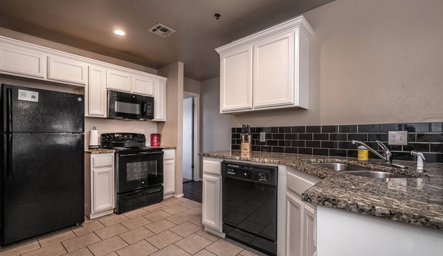 Cozy 1 Bed - Fast Internet - Reserved Parking