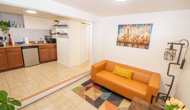 Cozy 1-bed home, steps to NYC & MetLife. Minutes to bus and ferry. Free parking.
