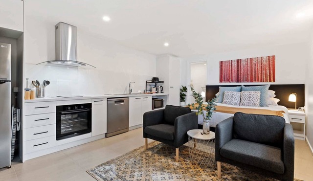 Cozy 1-Bed Studio Near Cafes and Shops