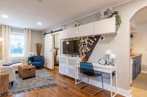 Cozy 1-Bed with Gated Backyard, Near KU Med 22