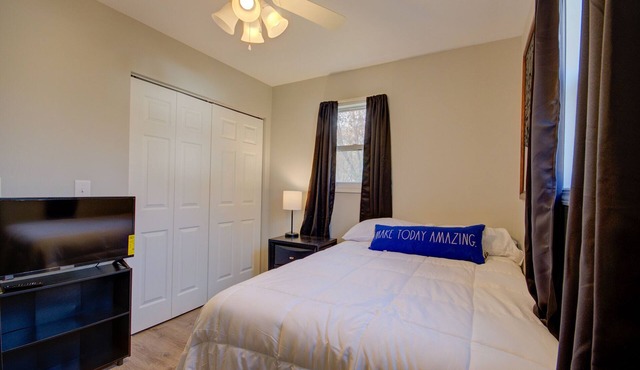 Cozy 1 bed with large private fenced yard, Near Brisbin Rd Exit, Short-Longterm