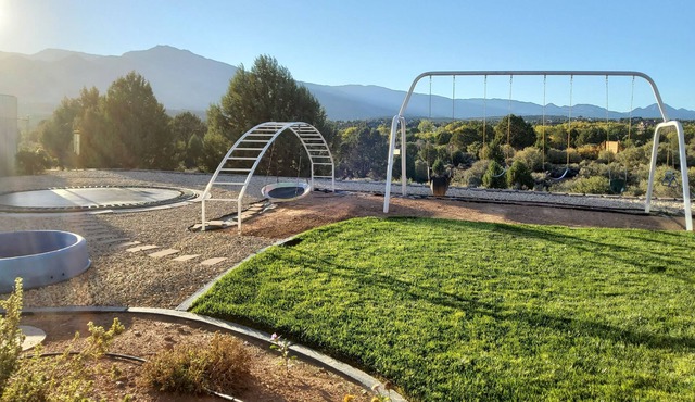 Cozy 1 Bedroom, 1 sitting area. 1 full Bath Casita w/ beautiful mountain views.