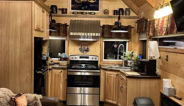 Cozy 1-bedroom, 2 bed tiny house on 40 Acre Farm in Negley with AC
