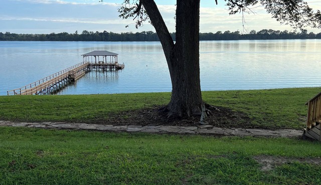 Cozy 1 bedroom, 2 queen beds with sofa couch lakefront nEagle Lake Getaway