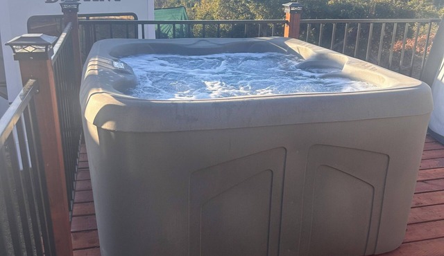 Cozy 1-bedroom 5th wheel with HOT TUB in awesome Valley Center