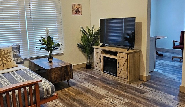 Cozy 1-bedroom apartment with AC, WiFi in serene Metaline Falls