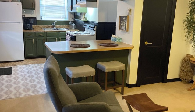 Cozy 1-bedroom apartment with WiFi, AC in charming New Columbia