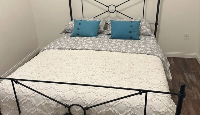 Cozy 1-bedroom apartment with WiFi, AC in delightful Bakersfield