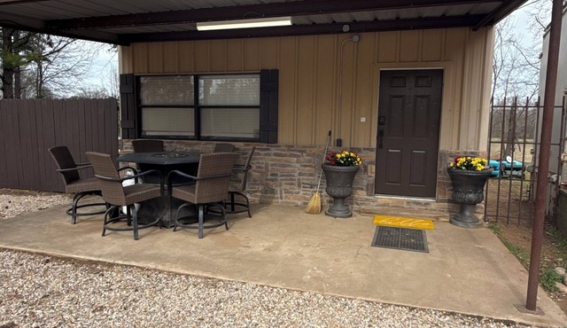 Cozy 1-bedroom apartment in charming Clarksville with WiFi, AC