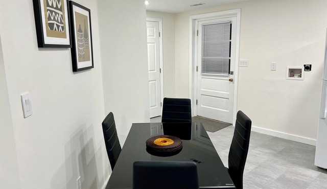 Cozy 1-bedroom apartment in brilliant Cheltenham with WiFi, AC