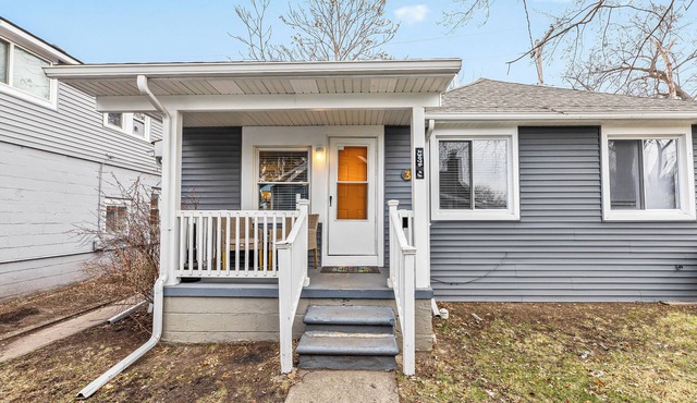 Cozy 1-bedroom apartment with WiFi, AC in charming Hazel Park