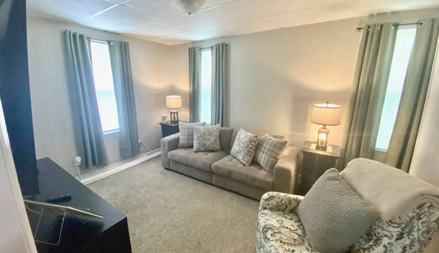 Cozy 1-bedroom apartment in tranquil Huntington with AC