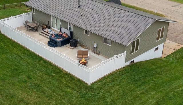 Cozy 1-bedroom apartment with Private Hot-tub & Pool table