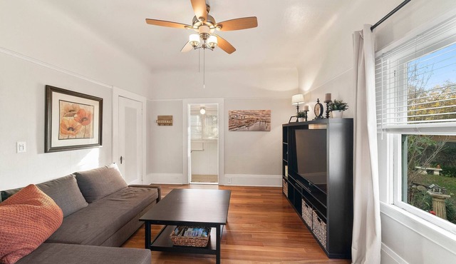 Cozy 1-bedroom apartment in Midtown Sacramento with WiFi, AC