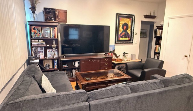 Cozy 1-bedroom apartment in a quaint Hawthorne neighborhood