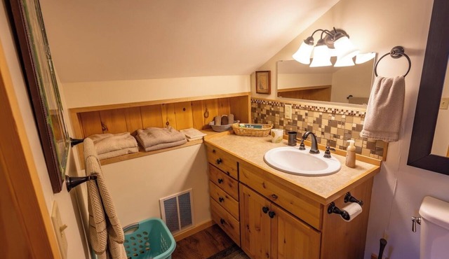 Cozy 1-bedroom apartment north of Marquette, WiFi, AC & perfect for snowmobiling