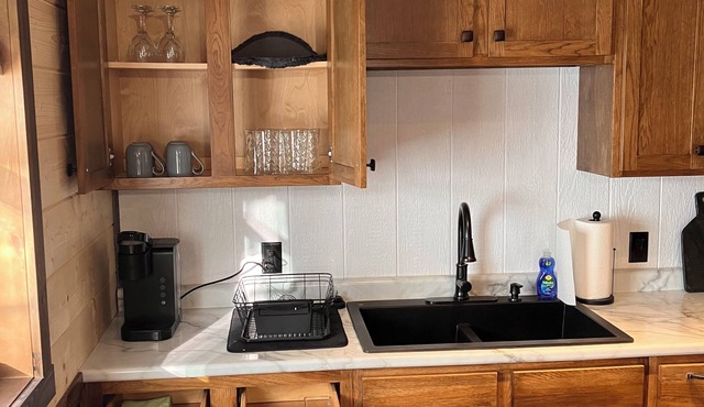 Cozy 1-bedroom apartment in peaceful Palestine with WiFi, AC