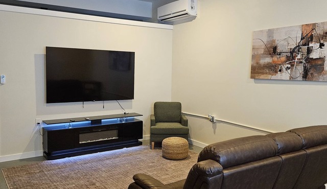 Cozy 1-bedroom apartment in a fantastic location with AC
