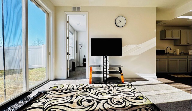 Cozy 1 Bedroom Apartment Heart of Leesburg, 15 Min to IAD, 40 Mins to DC