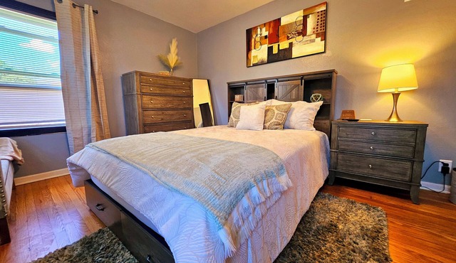 Cozy 1-bedroom apartment in lovely St. Louis with WiFi, AC